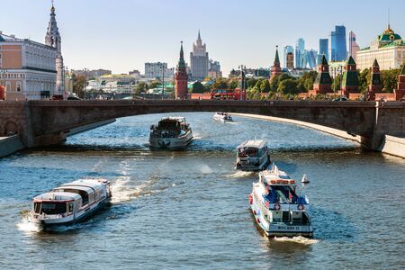 Moscow, RUSSIA - September 22, 2017: a new view of the Moscow Kremlin and Moskvoretskaya embankment with a hanging bridge in the Park in Zaryadye. Moscow. Russiaのeditorial素材