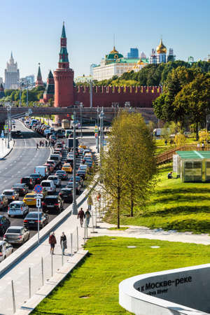 Moscow, RUSSIA - September 22, 2017: a new view of the Moscow Kremlin and Moskvoretskaya embankment with a hanging bridge in the Park in Zaryadye. Moscow. Russiaのeditorial素材
