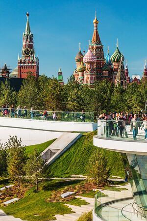 Moscow, RUSSIA - September 22, 2017: Pokrovsky Cathedral St. Basils and Moscow Kremlin from the Park Zaryadye in Moscow.のeditorial素材