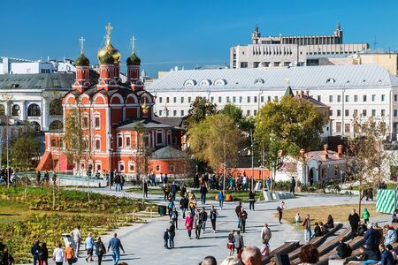 Moscow, RUSSIA - September 22, 2017: tourists and people walk in the Park Zaryadye. Moscow. Russiaのeditorial素材