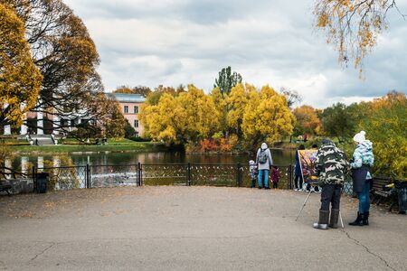 Moscow, Russia-October 5, 2019: Walking people and artists paint a picture in the Moscow Botanical garden on an autumn day.のeditorial素材