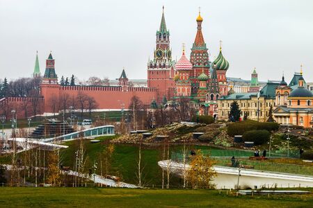 Moscow, Russia-November 17, 2019: view of St. Basils Cathedral (Pokrovsky Cathedral) and the Moscow Kremlin from Zaryadye Parkのeditorial素材