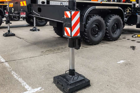 Hydraulic support for heavy duty construction crane