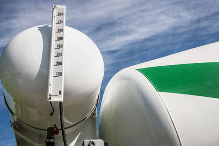 dosing and washing tank with measuring and control scale