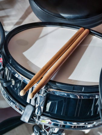 Snare drum and drumsticks resting on a drummers setup waiting for the next beatの写真素材