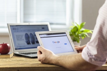 man searching thing using Ipad on Googleのeditorial素材