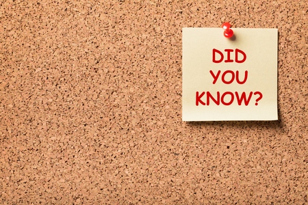 sticky note pinned to corkboard with the phrase did you know?の写真素材