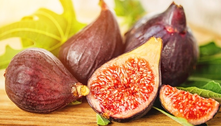 Whole figs and one fig slicedの写真素材