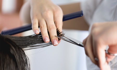 Cutting the split ends of damage hair at the beauty salonの写真素材