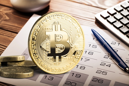 The concept of success of cryptocurrency in 2019. Bitcoin is the currency of the future. Bitcoin coin on the 2019 calendar.
    
    - Imageの写真素材