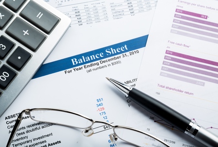 Calculator, Glasses And Pen On Balance Sheet Close-upの写真素材