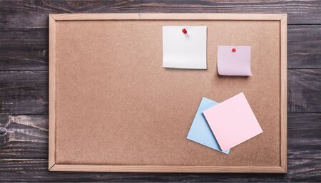 Pinned blank paper note on cork backgroundの写真素材
