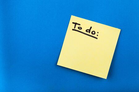 Sticky Note with Words "To do" on Blue Backgroundの写真素材