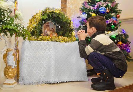 Christmas. Boy sees crafts with the biblical story of Christのeditorial素材