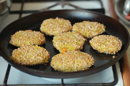 Vegetable patties are fried in a frying panの写真素材