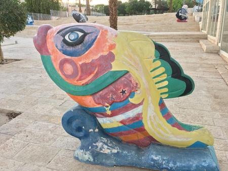 Illustrative editorial painted graffiti of sculpture fish in the square of the city of Eilat. Israel,Eilat,June 2018のeditorial素材