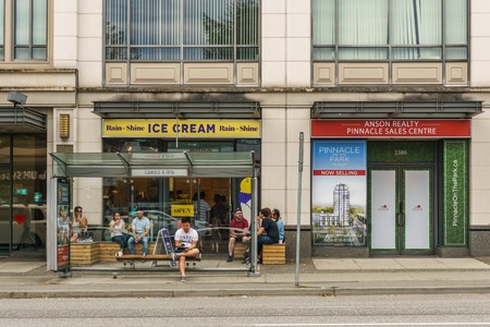 VANCOUVER CANADA -August 12, 2017: Rain or Shine Ice Cream store in Vancouver on Cambie streetのeditorial素材