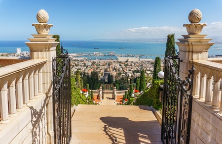 HAIFA, ISRAEL-MARCH 25, 2018: Top entrance gate at the top of The Terraces of the Bahai Faith at spring timeのeditorial素材