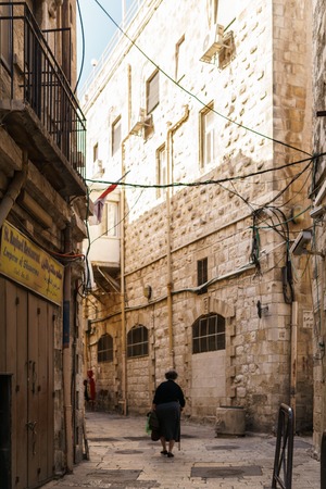 JERUSALEM, ISRAEL - April 2, 2018: On the narrow street of the old part of Jerusalemのeditorial素材