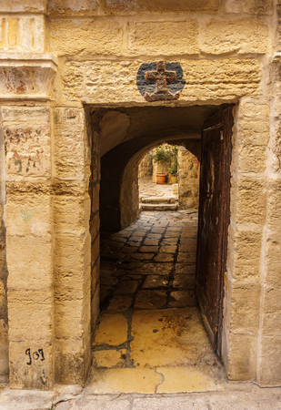 JERUSALEM, ISRAEL - April 2, 2018: On the narrow street of the old part of Jerusalemのeditorial素材