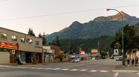HOPE, CANADA - July 14, 2018: main street in small town in British Columbia with shops restaurants cars.のeditorial素材