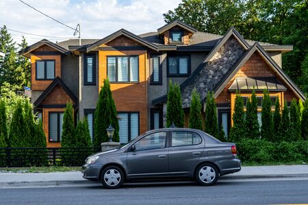 BURNABY, CANADA - JUNE 12, 2019: street view of quiet neighborhood in big cityのeditorial素材