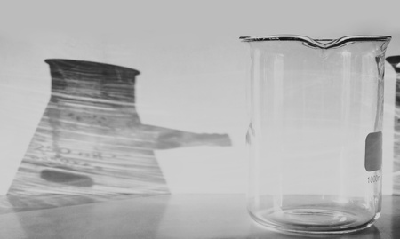 A chemical glass stands on the smooth surface. The sharp shadow of Bunsen flask falls on the wall.








の写真素材