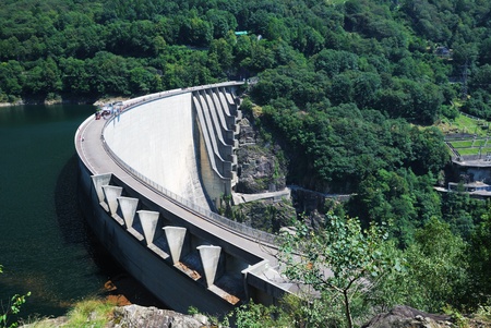 The Contra Dam is a concrete slender arch dam in the Swiss Alps. It supports a 105 MW power station. The dam creates a water reservoir Lago di Vogorno. It became a popular bungee jumping venue.のeditorial素材