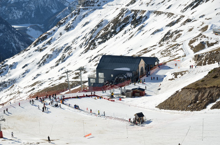 The piste and the platter lift are photographed on the mountain slope at the Artouste ski resort from coll de l'Ours.の写真素材