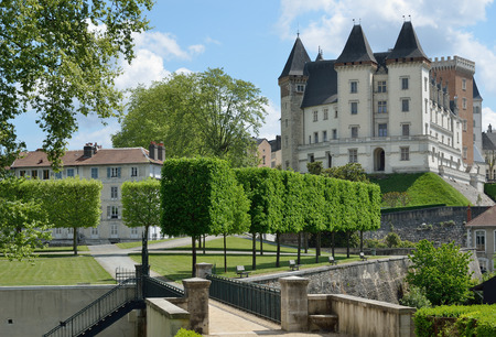 The ancient chateau de Pau and its formal garden are located in the old part of the city.のeditorial素材