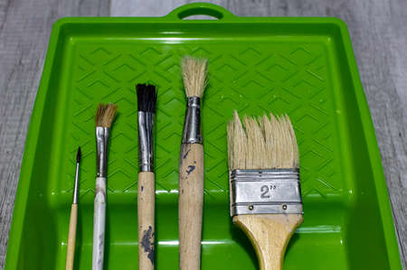 paint brushes of various sizes are in the bath. High quality photoの写真素材