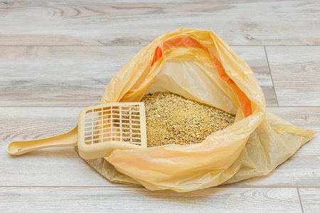 replacing dry litter in a cat litter box. cleaning up used cat litter. high quality photoの写真素材