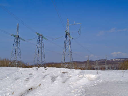 Support of a high-voltage electric main against the blue sky