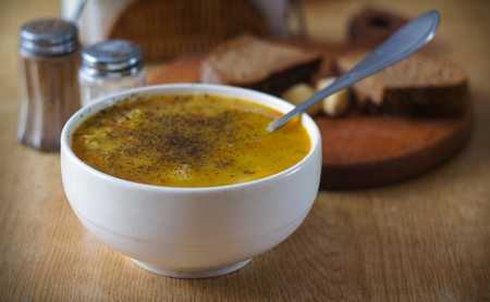 Photo image of pea soup with spices in bowl with breadの写真素材