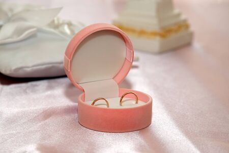 wedding rings are in the pink boxの写真素材