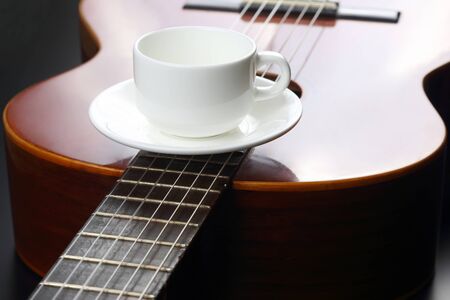 empty white cup lying on the acoustic guitar
の写真素材