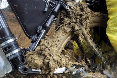 the rear wheel of the bike to be dirty in the strong dirt
の写真素材