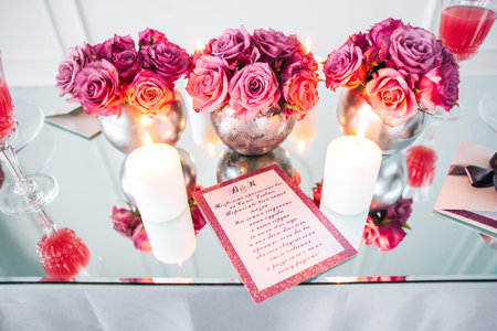bouquet of roses in vase stands on the tableの写真素材