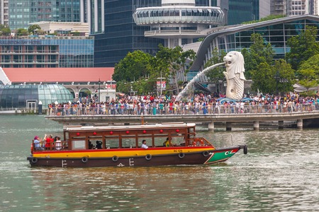 Singapore city, Singapore - July 6, 2016: The Merlion fountain and river crouiseのeditorial素材