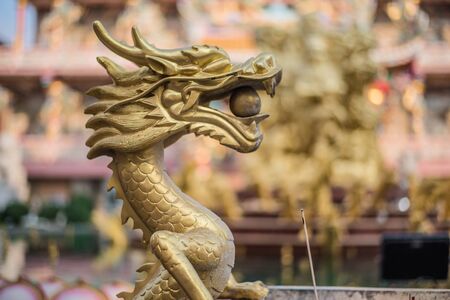 golden dragon statue in templeの写真素材