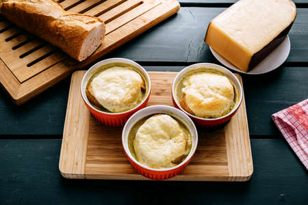 Onion soup baked with baguette and cheeseの写真素材