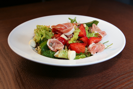 Fresh salad with chicken, tomatoes and mixed greensの写真素材
