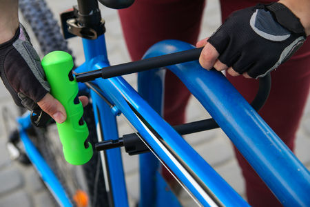 Cyclist locking bicycle with U-lock