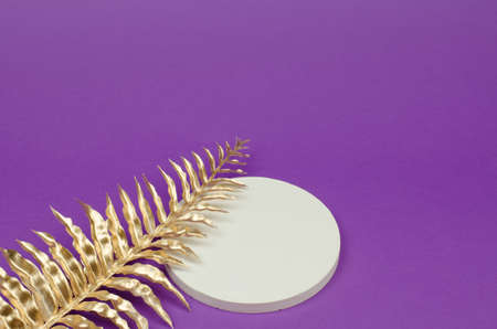 White round podium for advertising cosmetic products on a purple background. Empty display stand for packaging. beauty cosmetic showcaseの写真素材