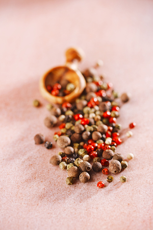 Five Peppercorn Mix - Pink peppercorns, Black peppercorns, White peppercorns, Green peppercorns and Allspice wholeの写真素材