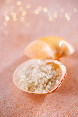 french grey sea salt  in sea shells on pink marble backgroundの写真素材