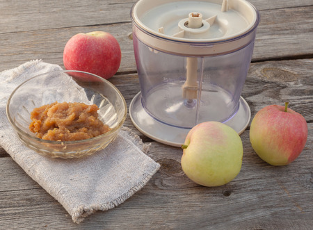 Applesauce, mixer, apples on a wooden backgroundの写真素材