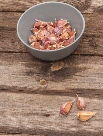 Gray bowl with garlic cloves "Lyubasha" variety for winter planting on  a wooden tableの写真素材