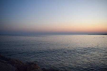 Tranquil Ocean Sunset with Distant Horizonの写真素材