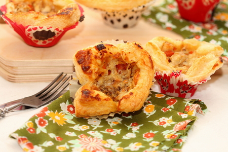 

Open puff pastry pies with the stuffing from chicken, carrots, onions and cheese の写真素材